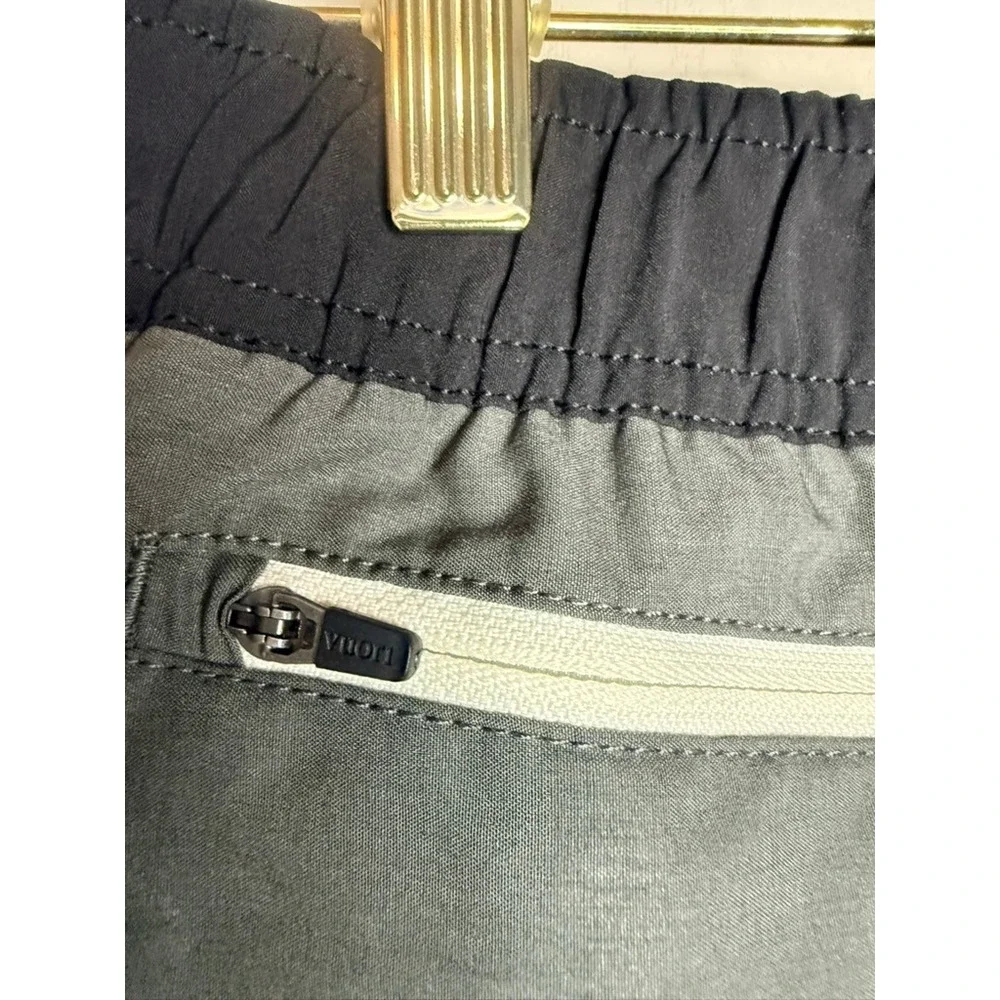 Vuori Banks Shorts Mens Small Charcoal Linear Stripe Grey Boardshorts V330 7in